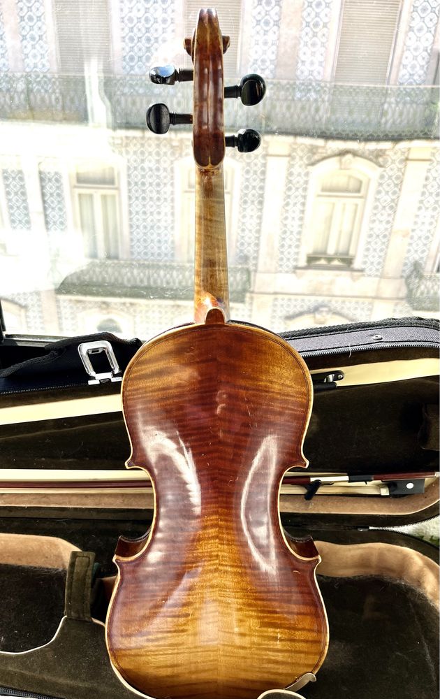 Violino 3/4 com 100 anos. Réplica de Stradivarius.