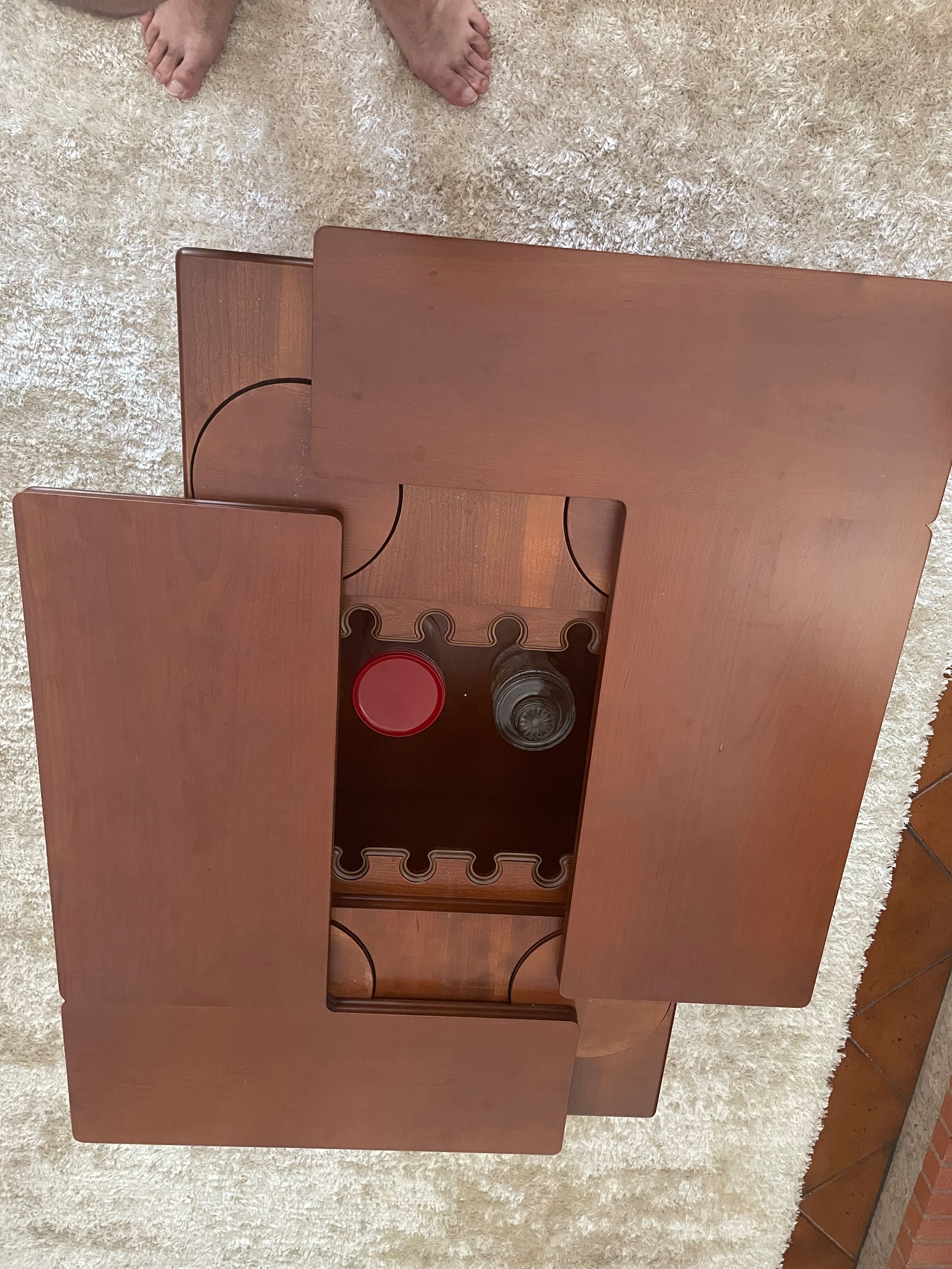 Mesa em cerejeira com bar integrado