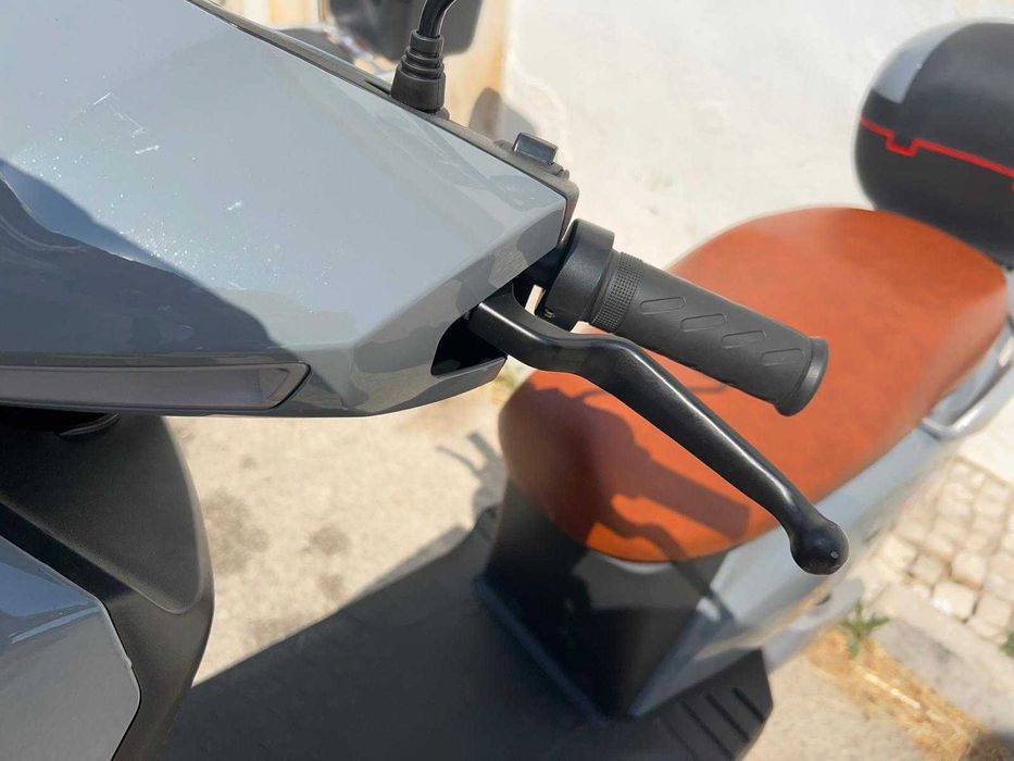 Aluguer scooter eléctrica nova