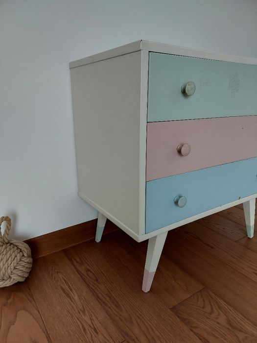 Mała komoda dziecięca