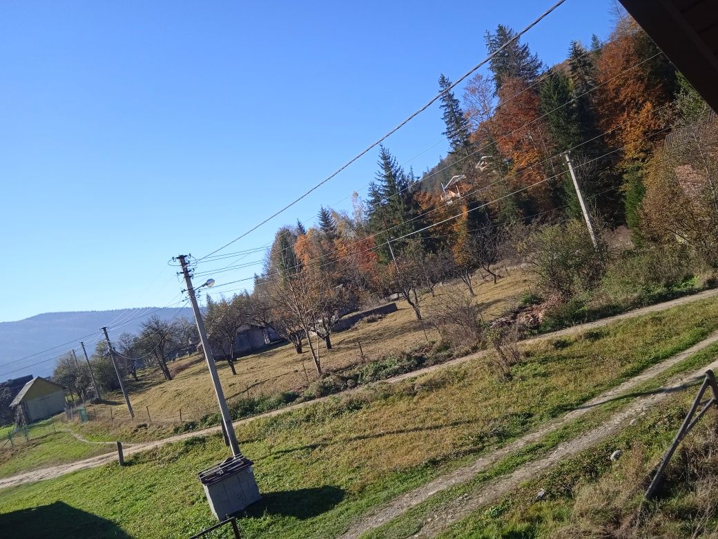 Новобудова, будинок поряд з горами та лісом