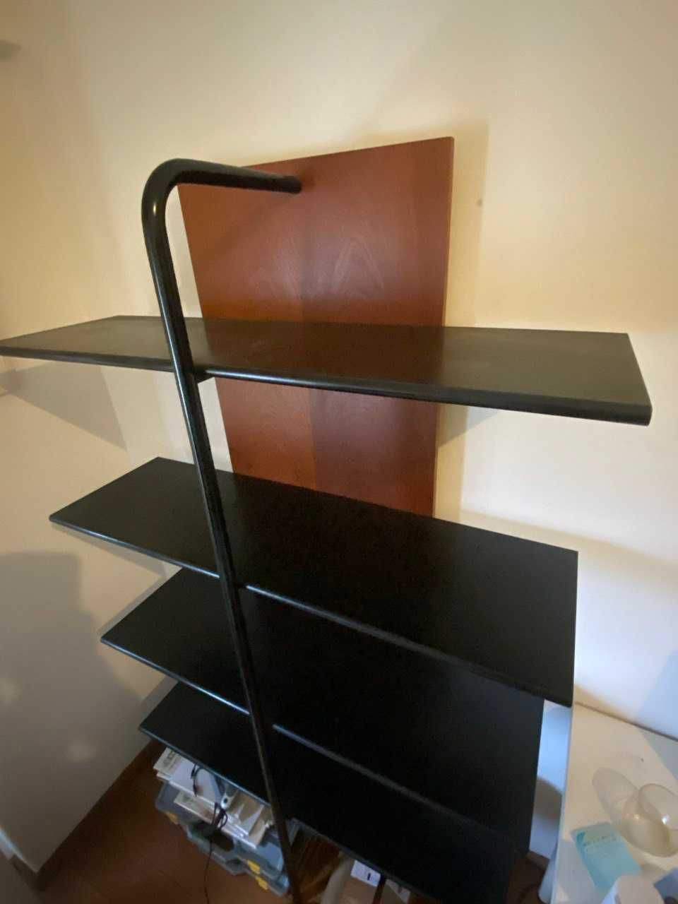 Estante madeira maciça com suporte de metal