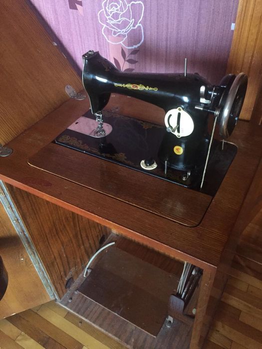 Продам швейну машинку