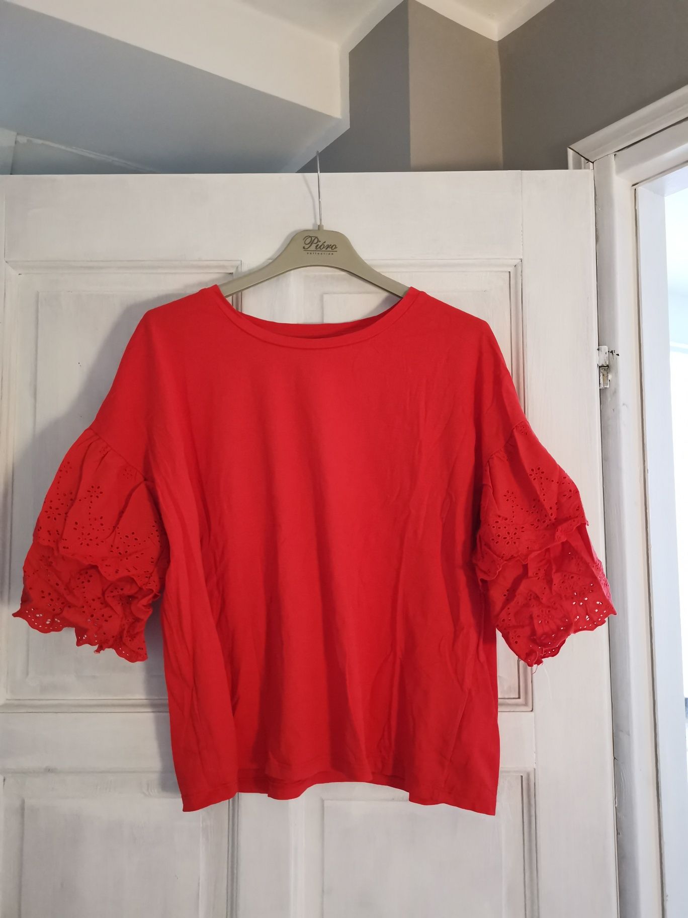 Koszulka z haftowanymi rękawami czerwona Reserved