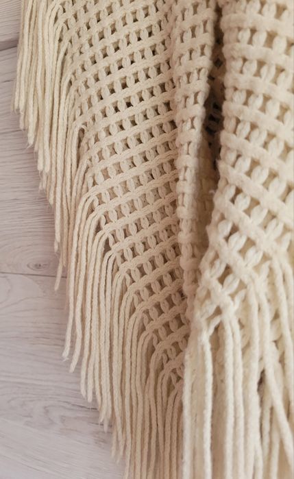 Śliczny komin szal z licznymi frędzlami