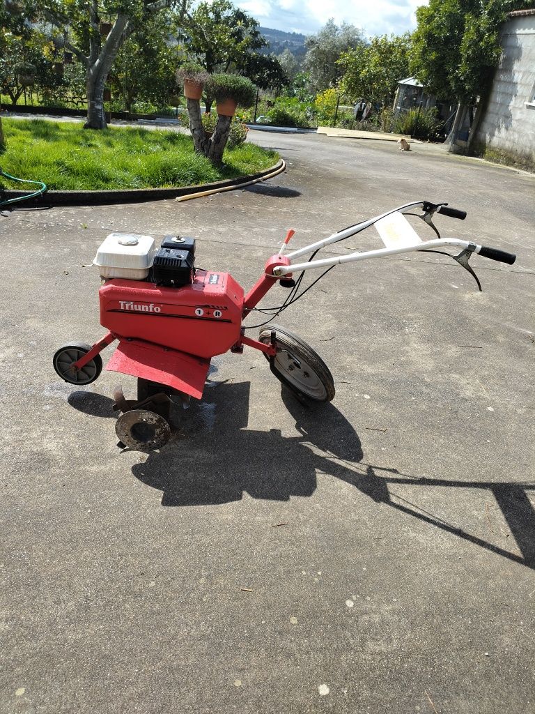 Moto enchada marca triunfo