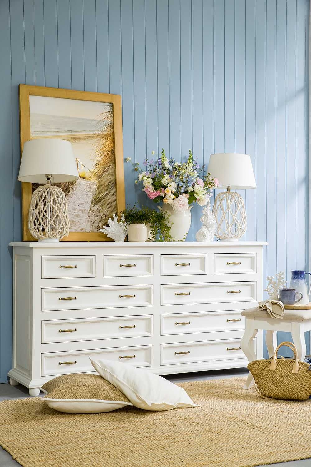Biała komoda z szufladami w stylu shabby chic do sypialni