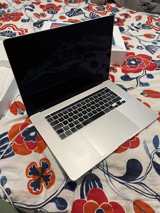 Apple MacBook Pro 16" / i7 / 32 GB / Radeon Pro 5500M 4GB / 512 GB SSD