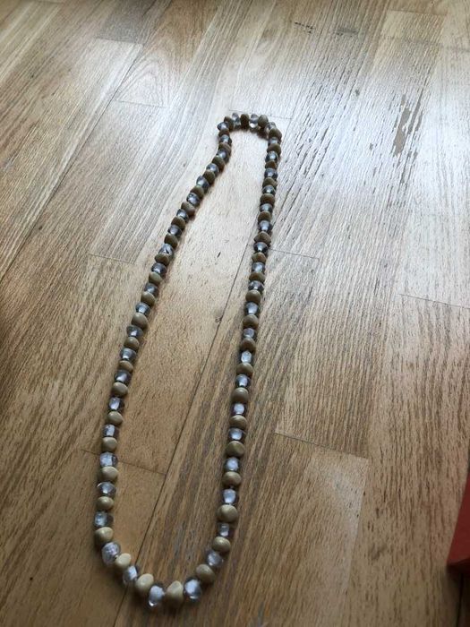 colar pedras brancas e bejes