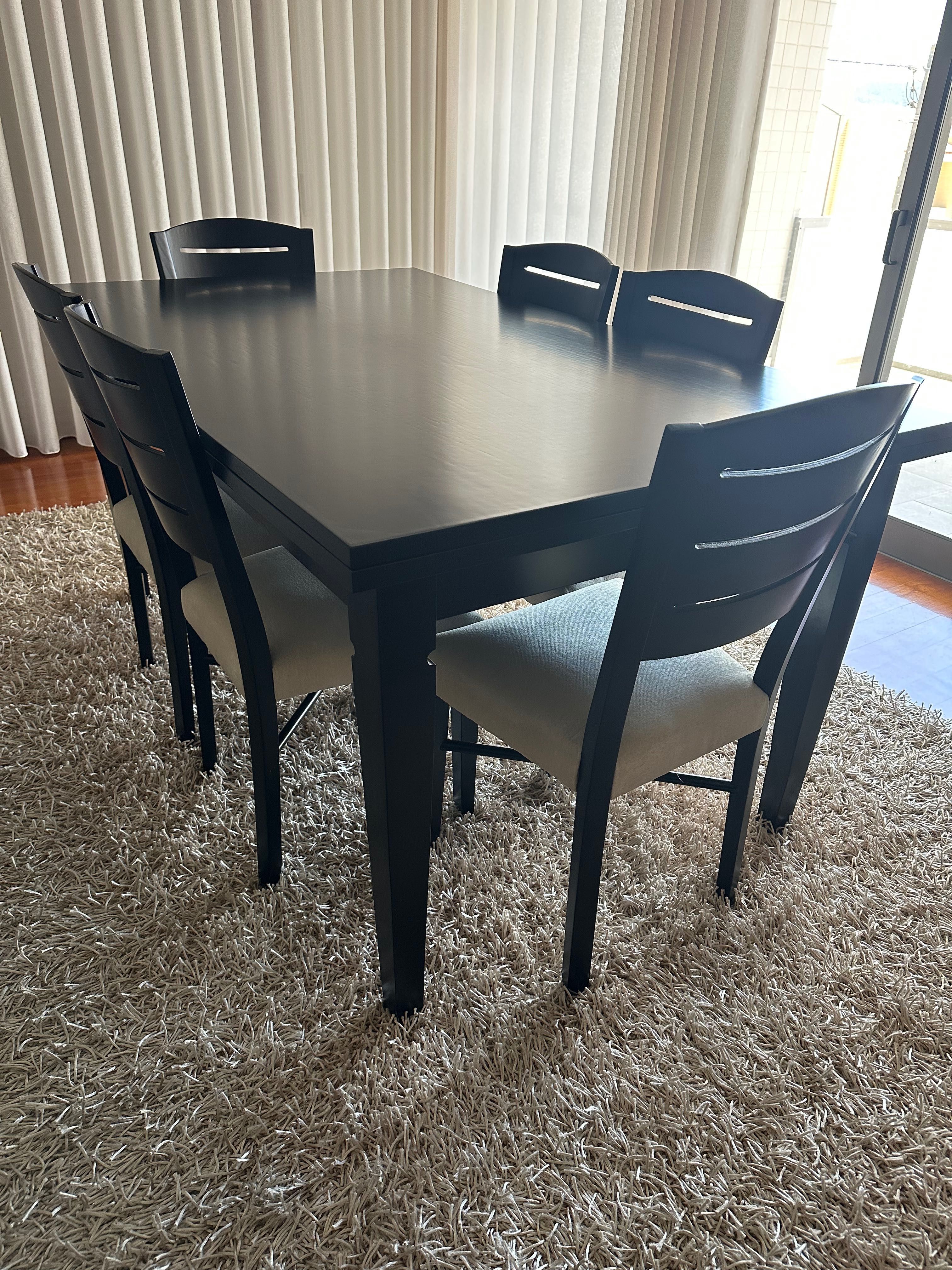 Mesa de jantar extensível em madeira e cadeiras