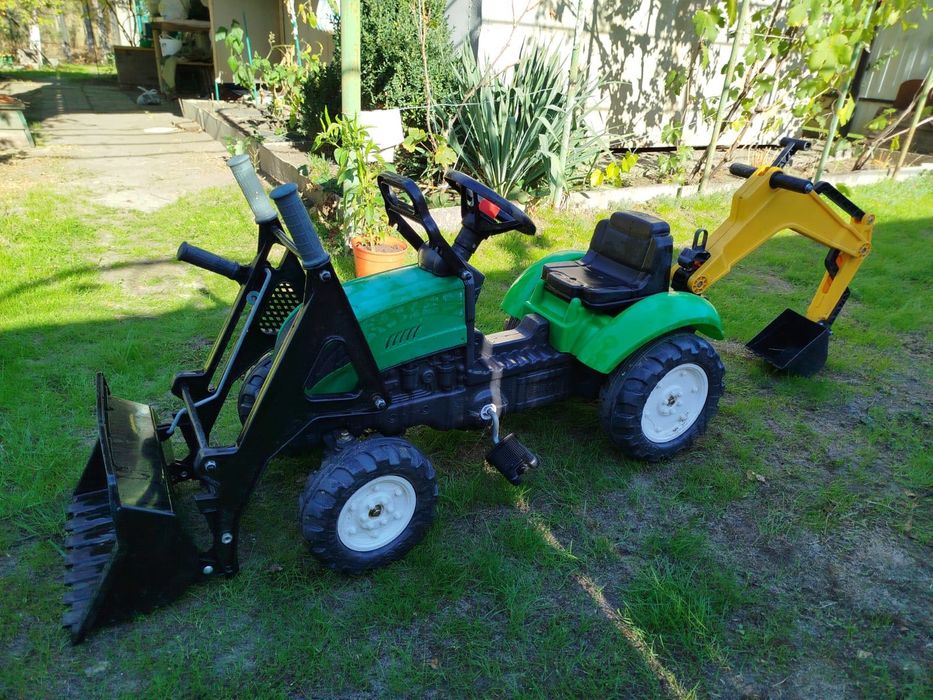 Дитячий трактор на педалях