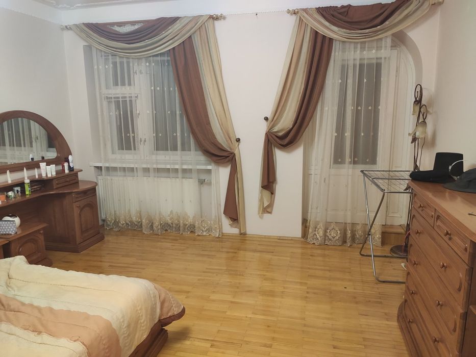 Оренда н/особняку в самому Центрі з гаражем,подвір'я,є все необхідне