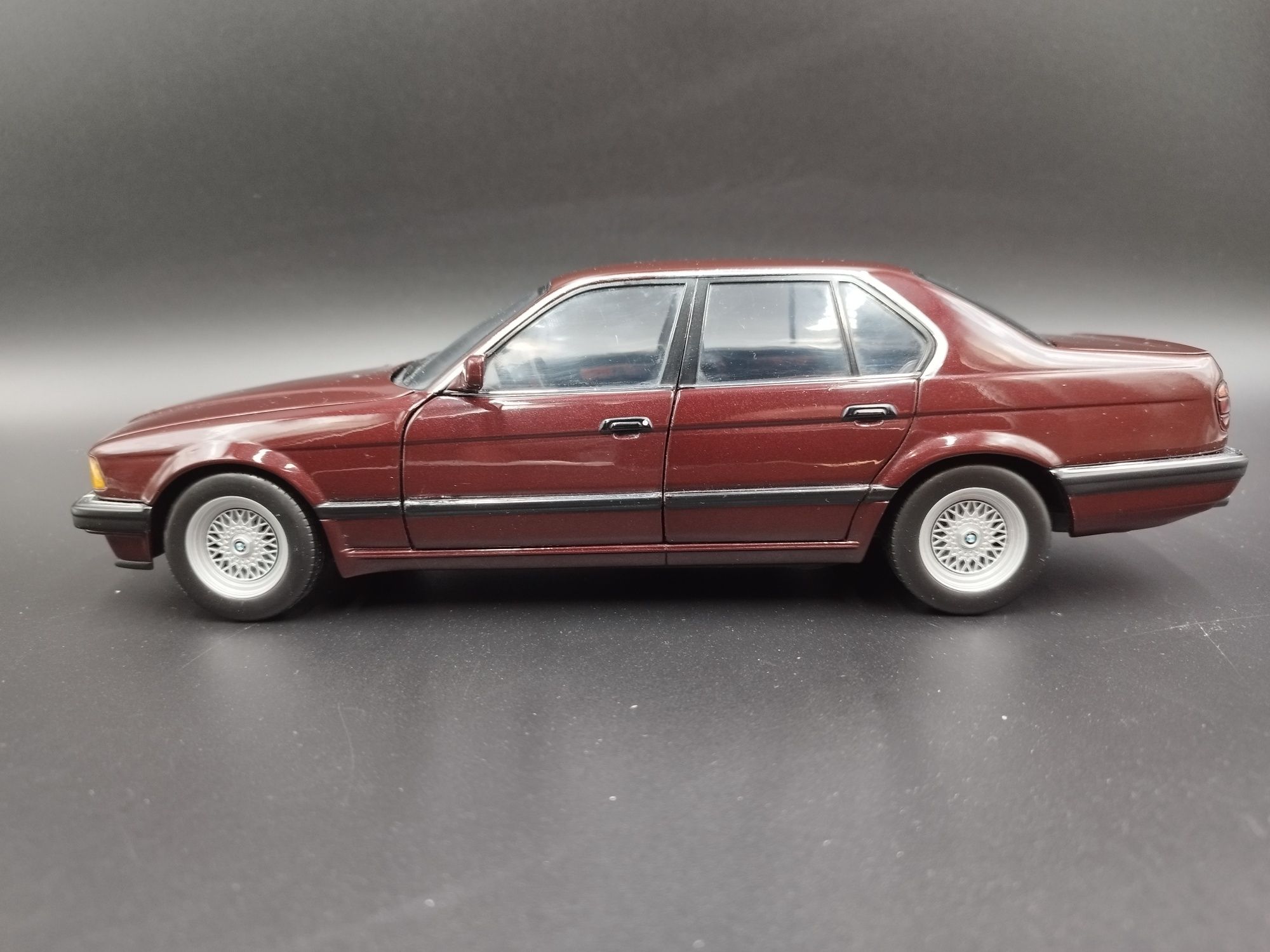 1:18 Minichamps 1987 BMW 730i model  używany