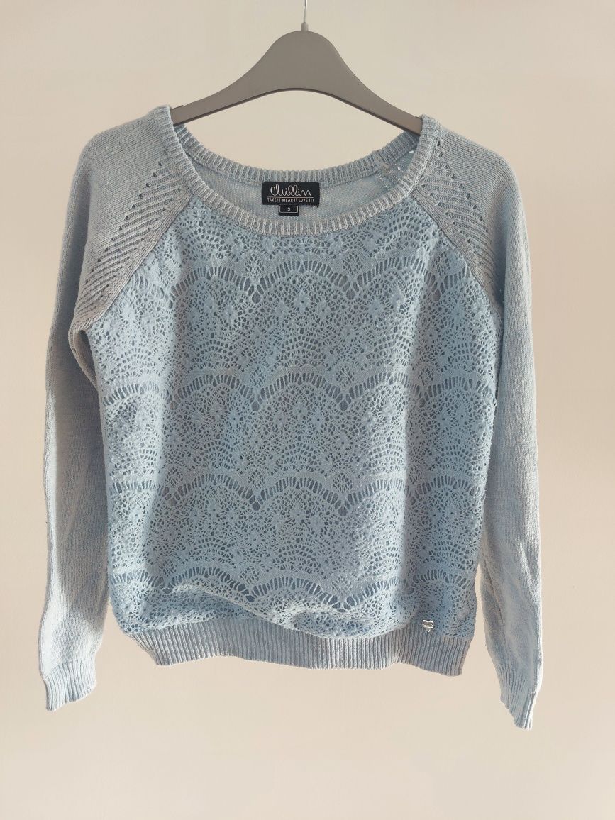 Niebieski sweter