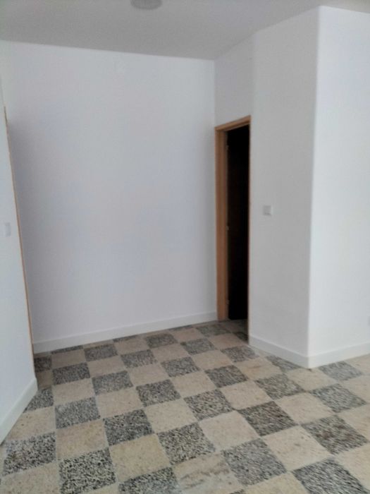 Loja sobranceira sobre a via pública