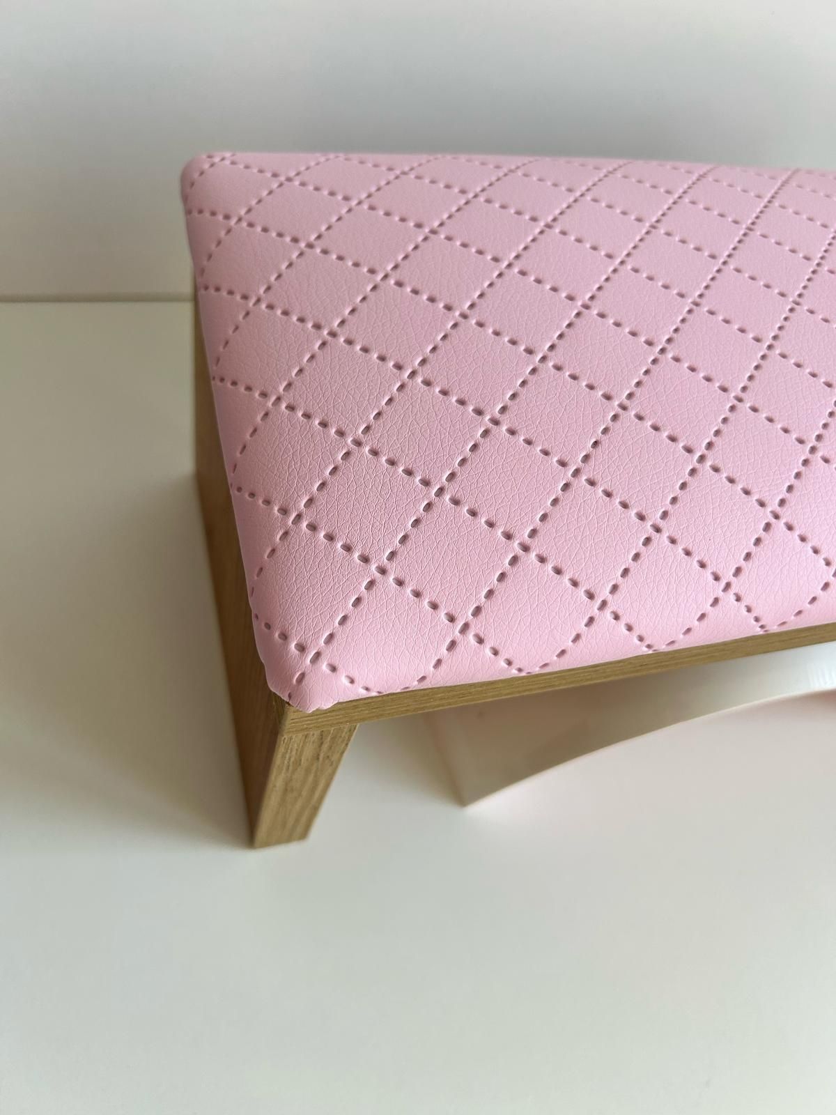 Podpórka do manicure paznokci pod dłoń. Pudrowy róż pikowany