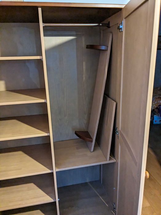 Szafa, komoda dziecięca Trama