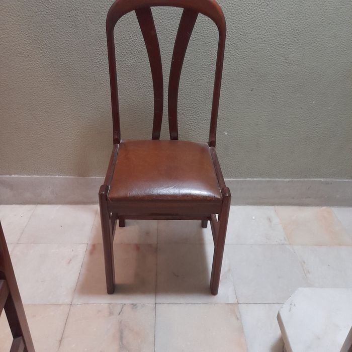 Cadeiras em madeira confortáveis
