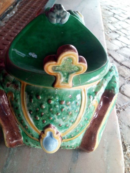 Coluna decorativa em porcelana  garras leão ( patas)
