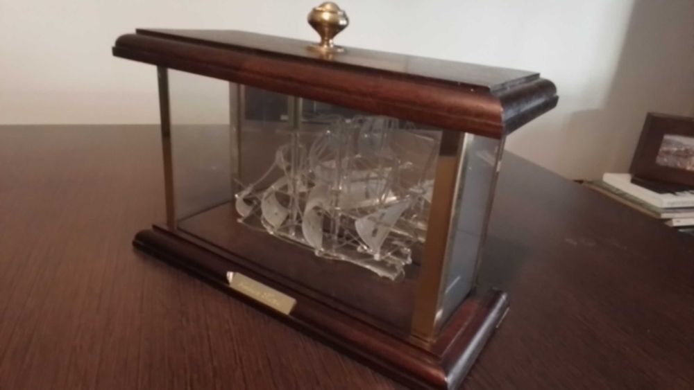 Miniatura de barco em cristal, com expositor em madeira