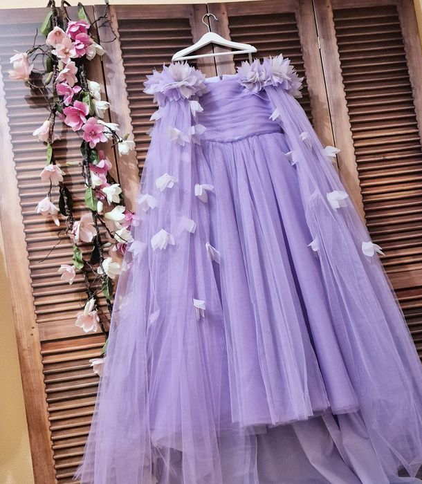 Пишна сукня для дівчинки ростом 146-152 зі шлейфом