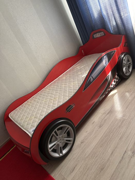 Продам детскую кровать +коврик