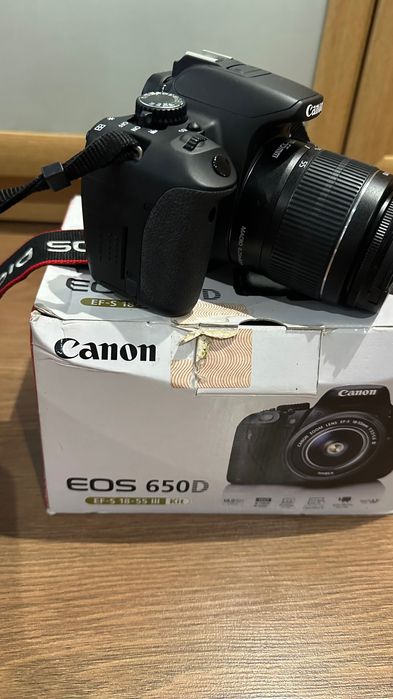 Продам фотоапарат з зеркальною камерою Canon 650D