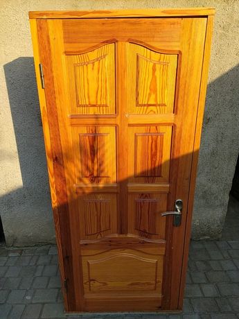 Продам двери деревянные.