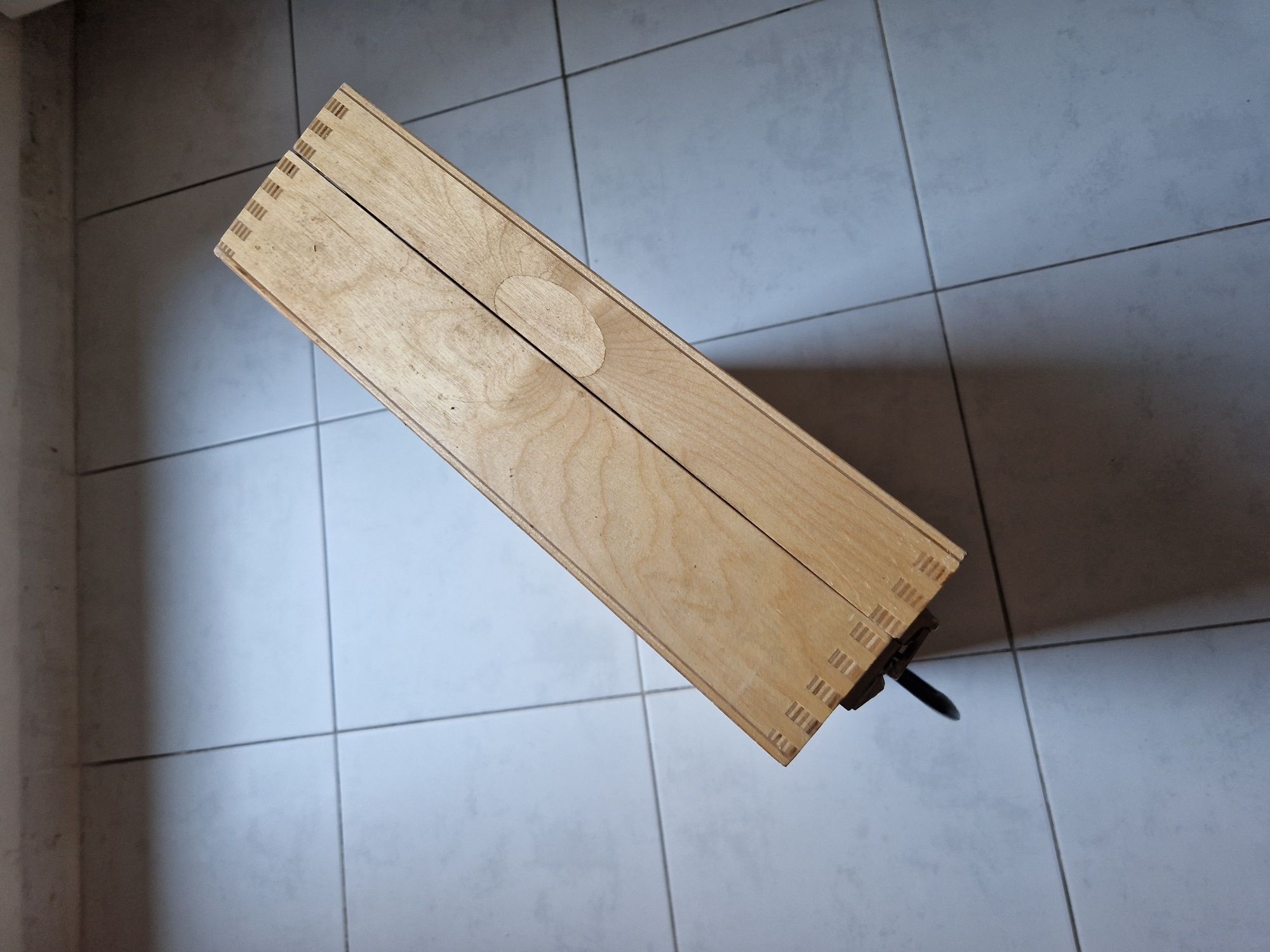 Drewniana walizka 10 x 35 x 50 cm, zamknięta, brak klucza
