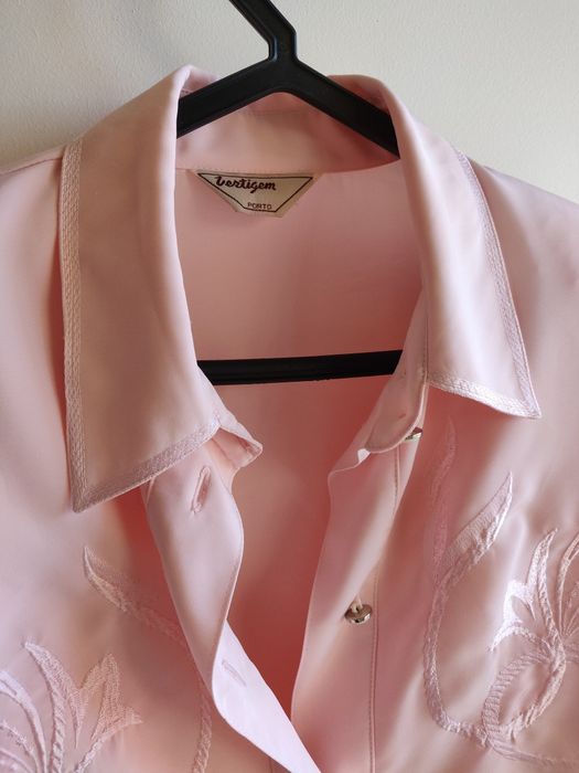 Blusa Rosa Suave com Escapulário Bordado 38 Mulher