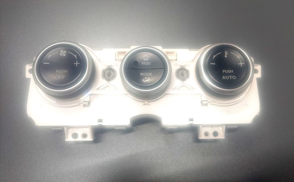 Блок управління пічкою з кондиціонером Mazda 6 gg 2002-2007