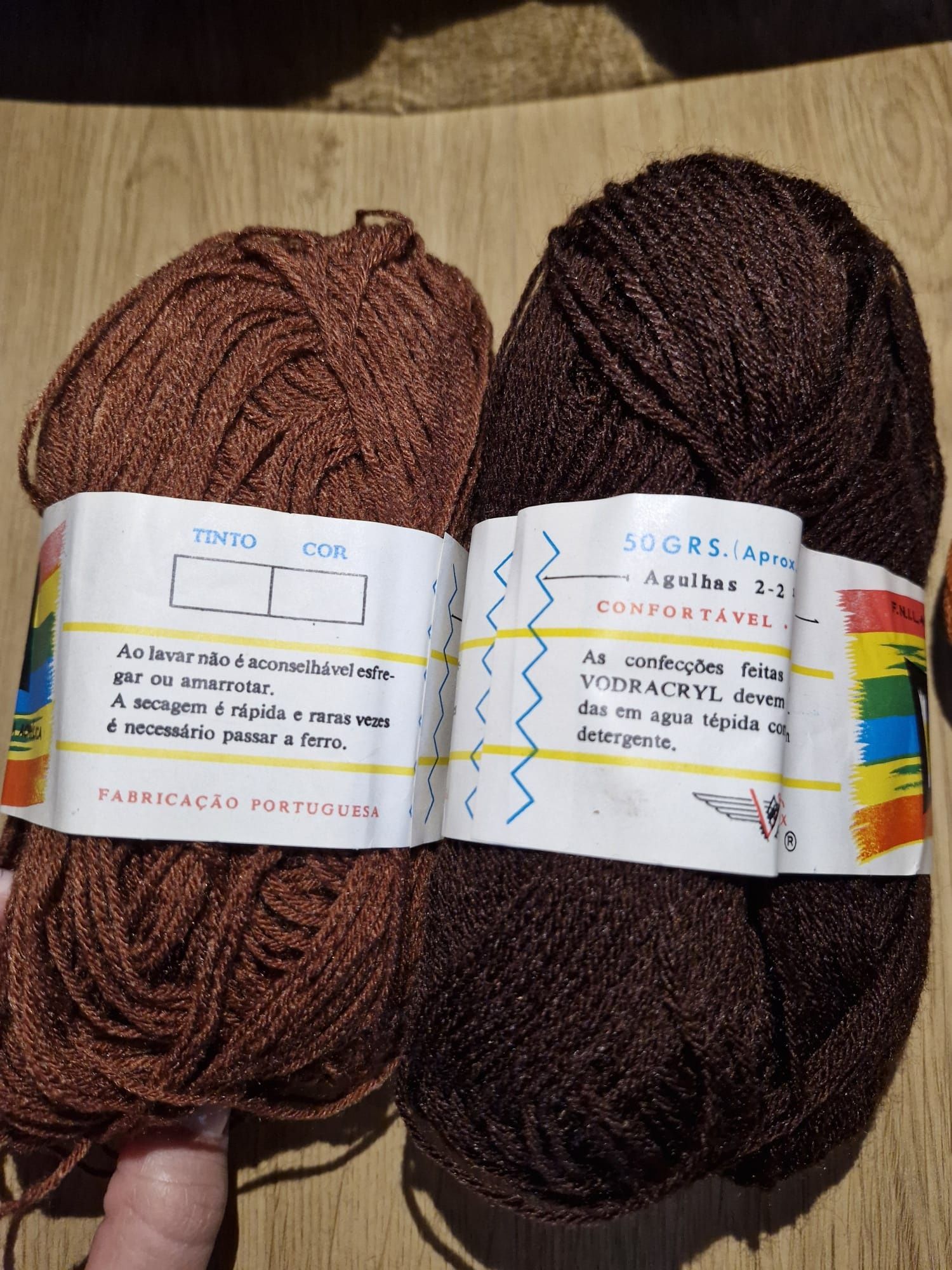 Conjunto de novelos e meadas de lã