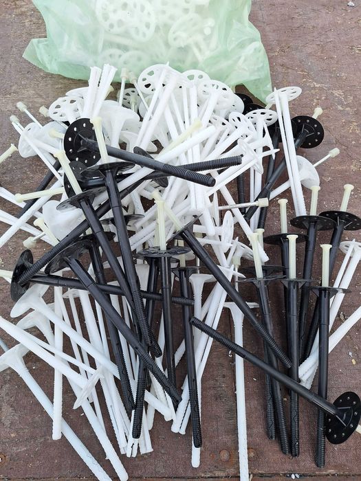 Kołki do styropianu gr. 12- 15 cm. 0,6 zł./ szt.