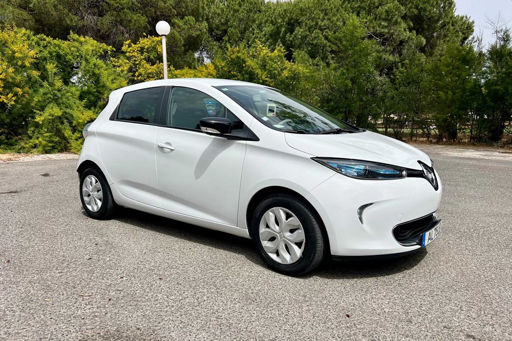 Renault Zoe r 240 life com bateria própria, autonomia urbana 140 kms