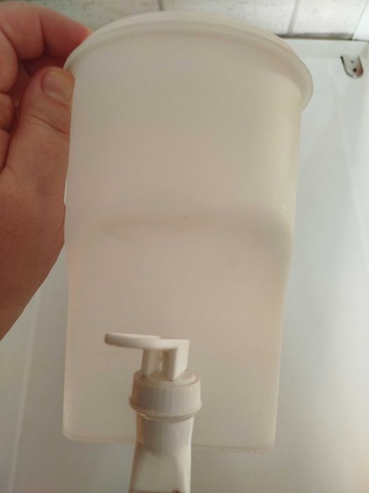 Dozownik do napojów z wieczkiem i kranikiem