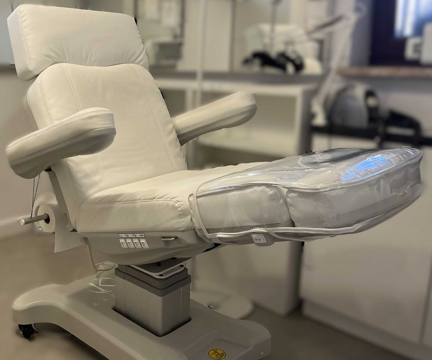 Fotel kosmetyczny elektryczny Unico Plus z podgrzewaniem biały Kazaro