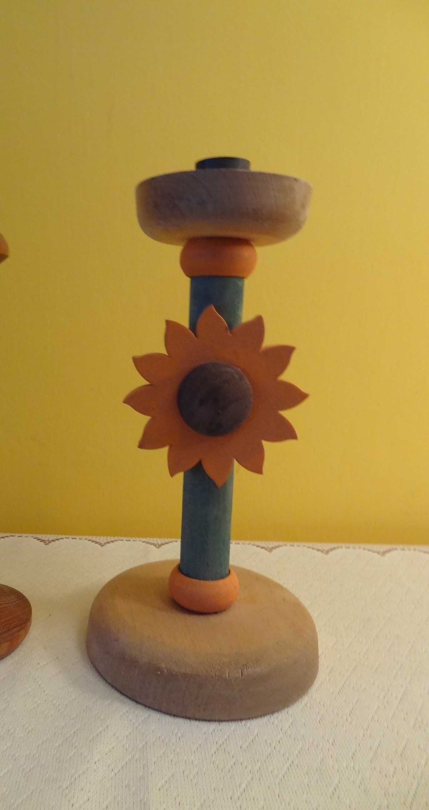 drewniany świecznik z motywem kwiatu