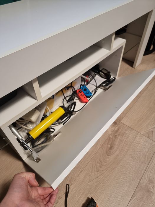 Szafka RTV biała, szklane półki