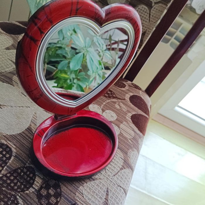 61. Lusterko kosmetyczne - serce