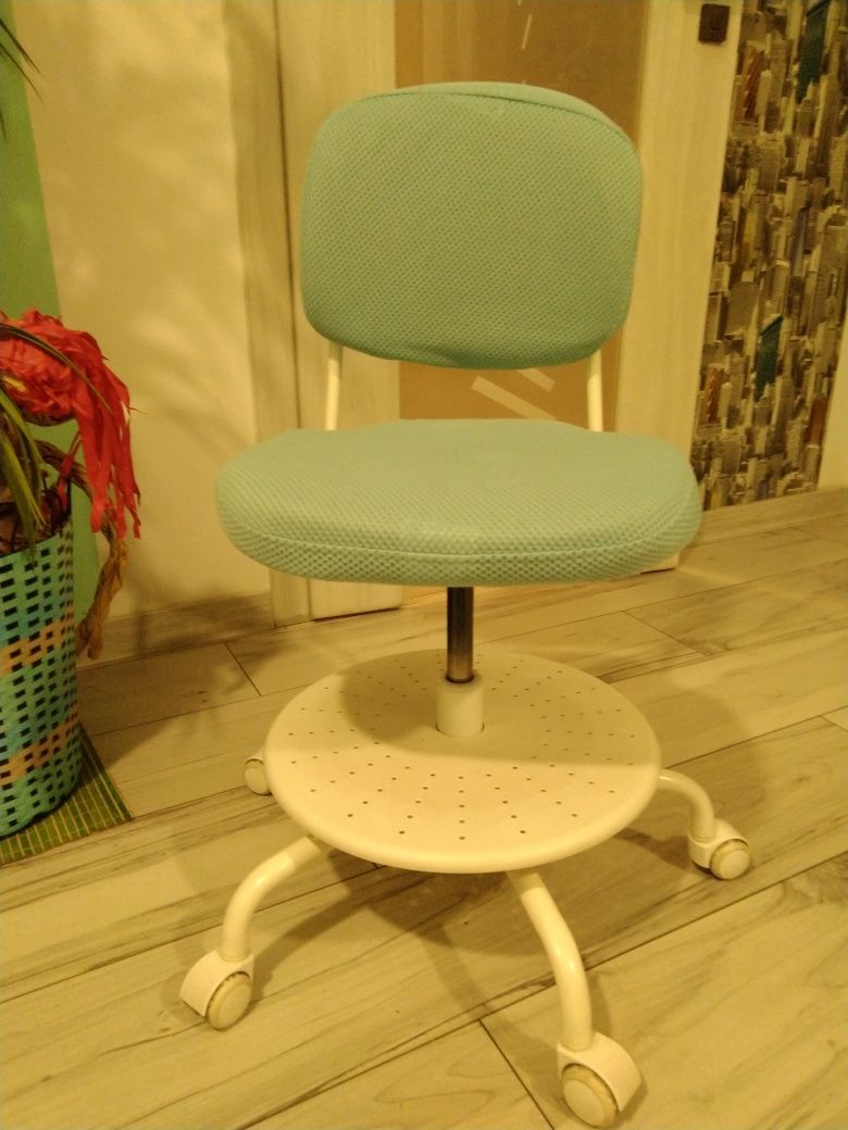 Sprzedam dzieciece krzesełko obrotowe do biurka prod. IKEA