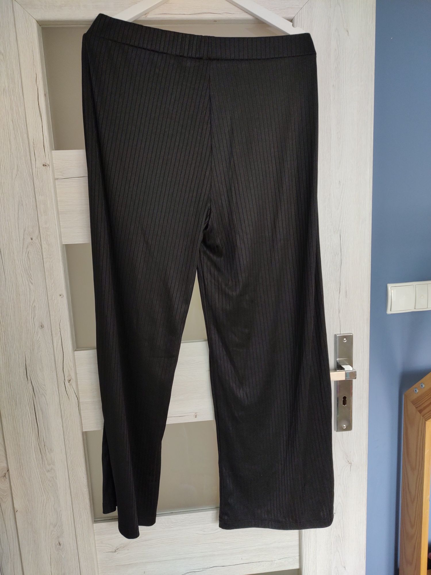 Czarne spodnie prążek XL