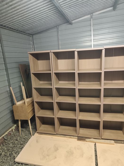 Meble salonowe z regałami