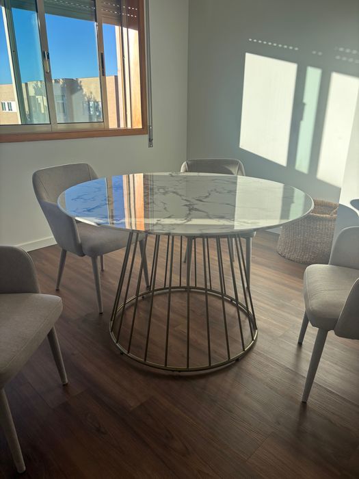 Mesa de jantar redonda com tampo marmore