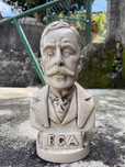 Busto de Eça de Queirós datado de 1979