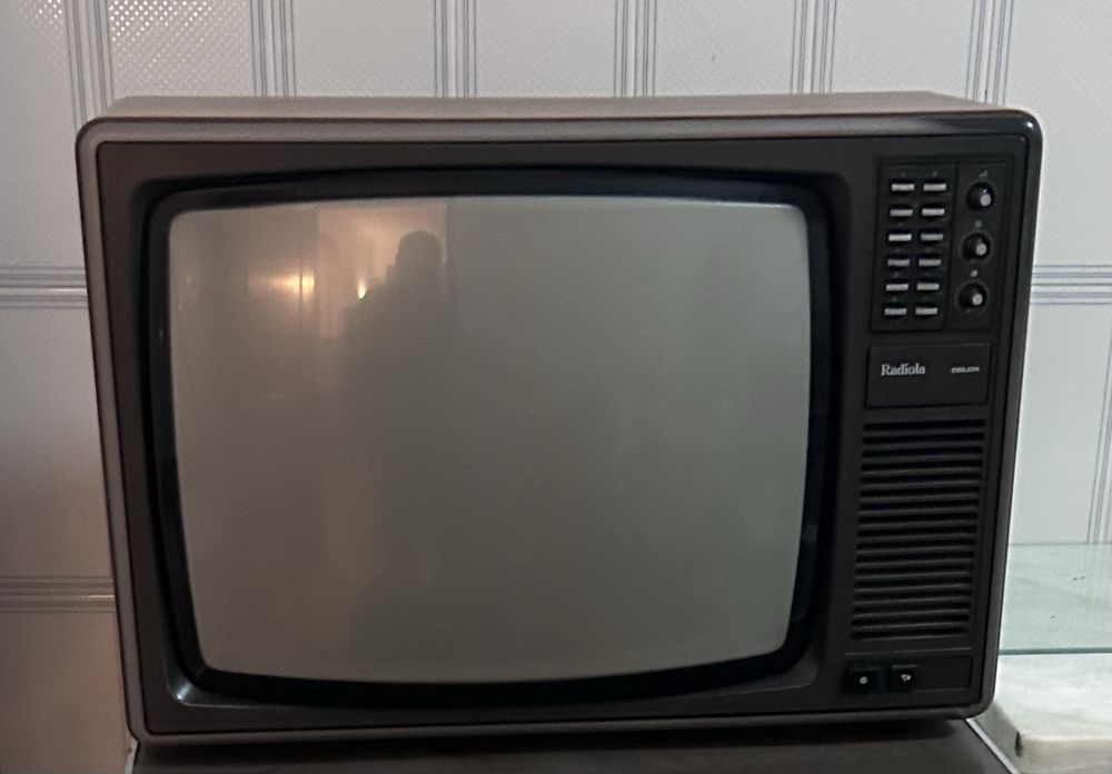 Televisao Radiola a cores a funcionar