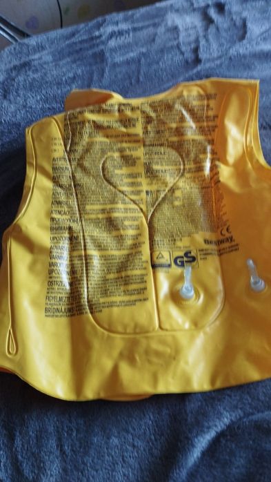 Дитячий надувний фірмовий жилет.