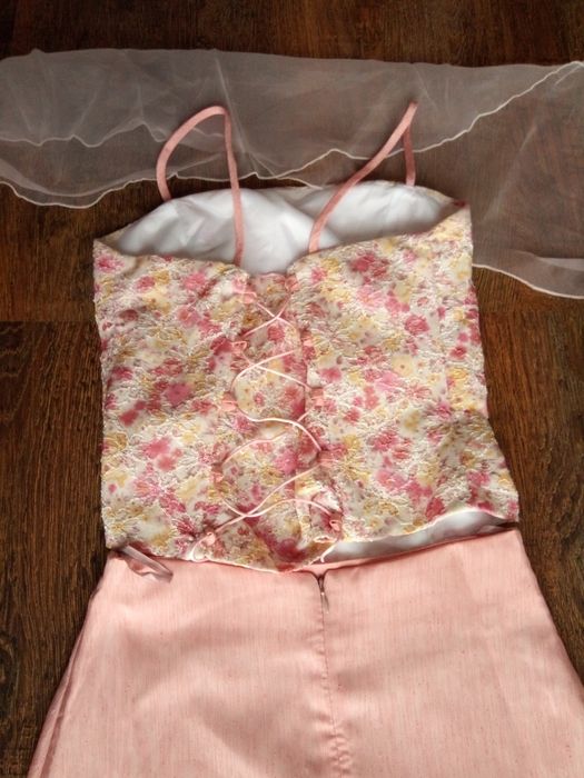 Komplet. Spódnica. Gorset. Szal.