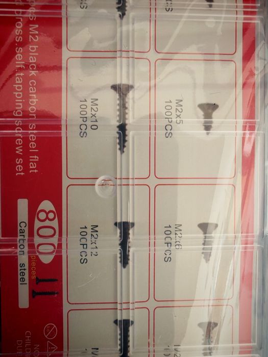 Caixa com 800 parafusos