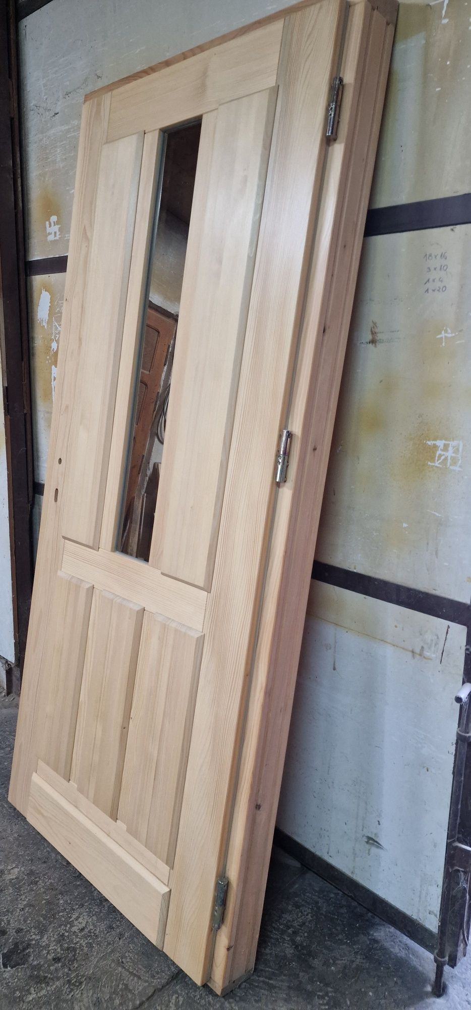 Prawe drewniane drzwi wejściowe