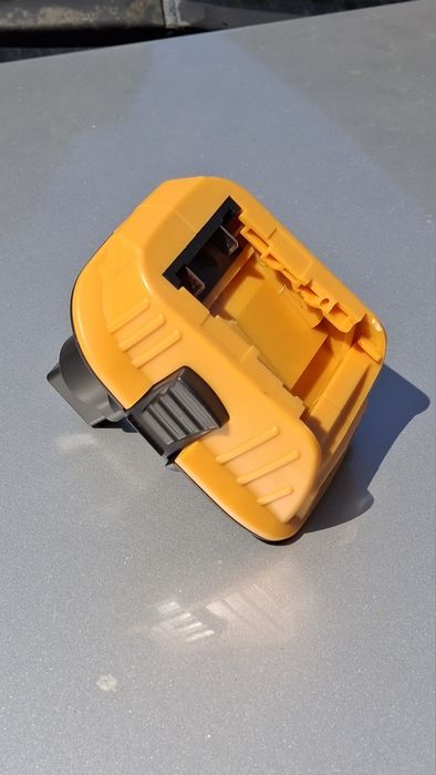 Adapter/przejściówka ze strarego typu Dewalt(18/14V) na nowy 18V